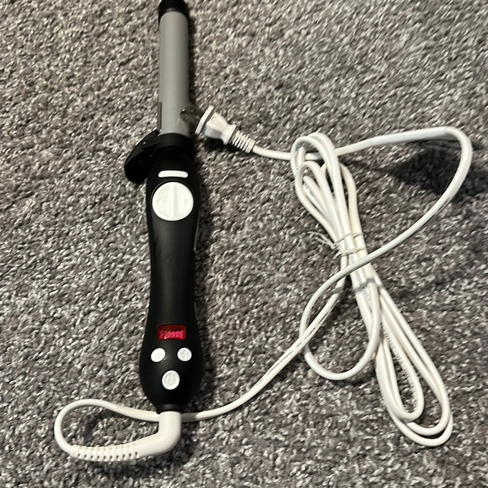 Beachwaver curling iron. Self rotating wand. Model #BW1136S1